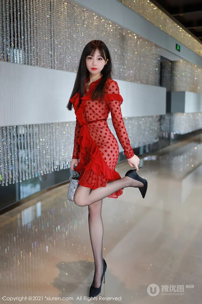 童颜女生佘贝拉bella红色波点裙深袜袜穿着优雅气质沙发写真套图