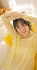 可盐可甜清新甜少女麦洛奇暖黄色衫搭配蕾丝白色短裤室内沙发写真美照