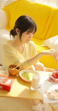 可盐可甜清新甜少女麦洛奇暖黄色衫搭配蕾丝白色短裤室内沙发写真美照