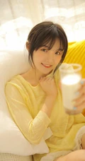 可盐可甜清新甜少女麦洛奇暖黄色衫搭配蕾丝白色短裤室内沙发写真美照