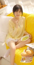 可盐可甜清新甜少女麦洛奇暖黄色衫搭配蕾丝白色短裤室内沙发写真美照
