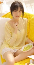 可盐可甜清新甜少女麦洛奇暖黄色衫搭配蕾丝白色短裤室内沙发写真美照