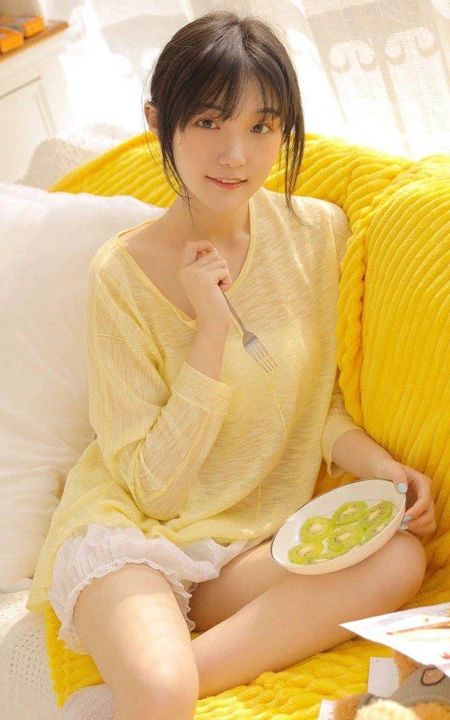 可盐可甜清新甜少女麦洛奇暖黄色衫搭配蕾丝白色短裤室内沙发写真美照