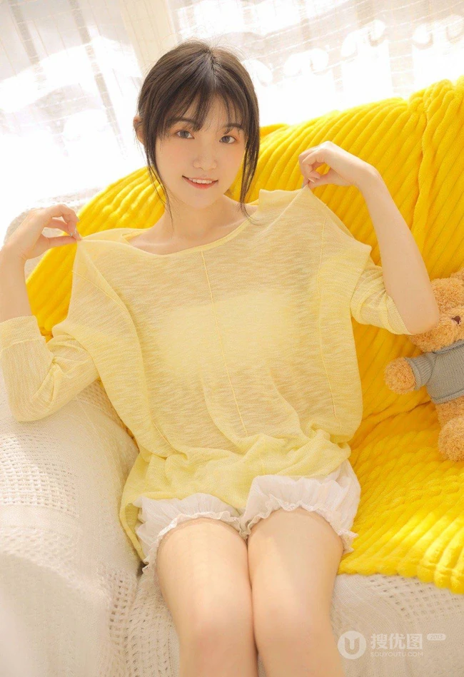 可盐可甜清新甜少女麦洛奇暖黄色衫搭配蕾丝白色短裤室内沙发写真美照