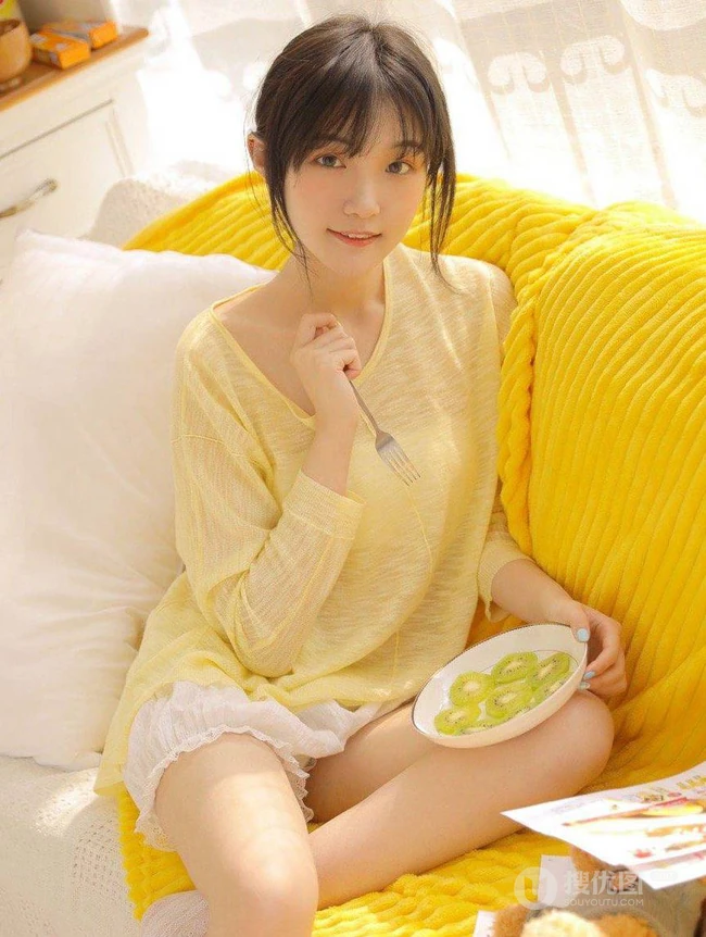 可盐可甜清新甜少女麦洛奇暖黄色衫搭配蕾丝白色短裤室内沙发写真美照
