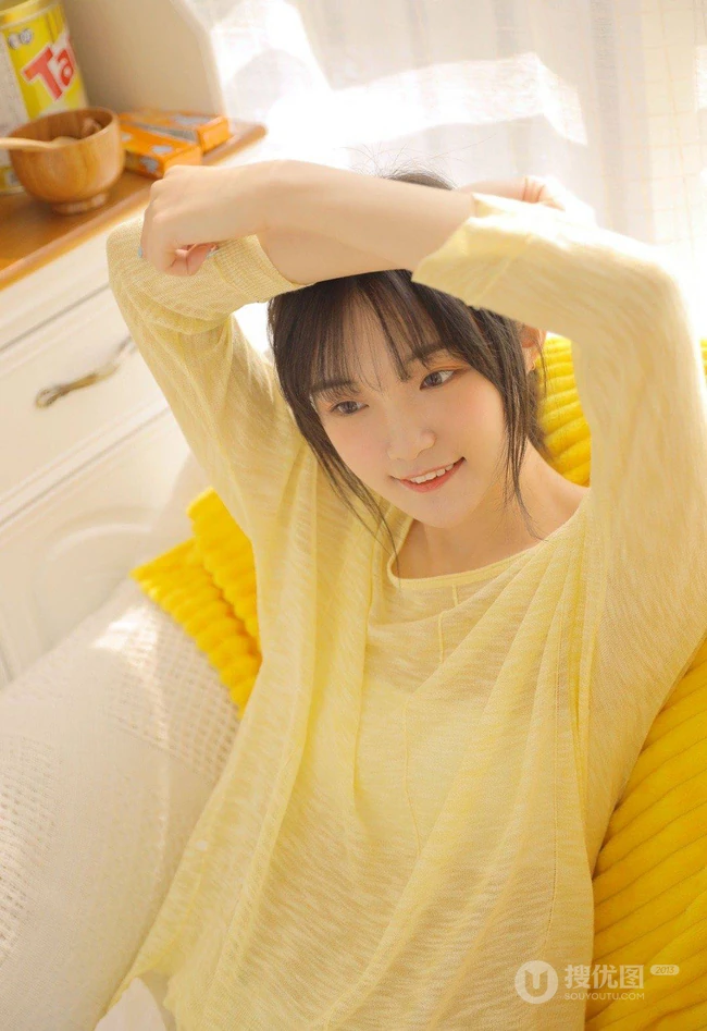 可盐可甜清新甜少女麦洛奇暖黄色衫搭配蕾丝白色短裤室内沙发写真美照