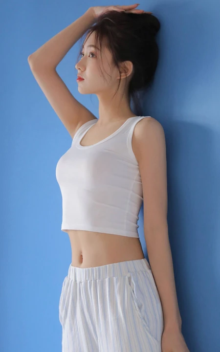 青春少女气息十足漂亮清新精选紧身背心睡裤少女室内写真美照