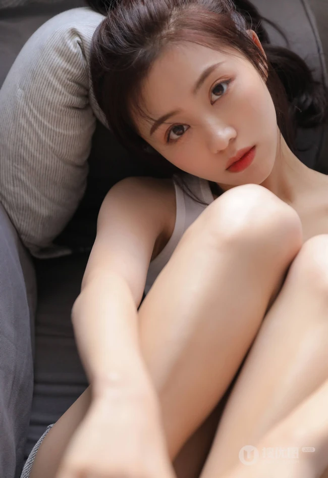 青春少女气息十足漂亮清新精选紧身背心睡裤少女室内写真美照