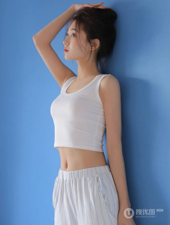 青春少女气息十足漂亮清新精选紧身背心睡裤少女室内写真美照