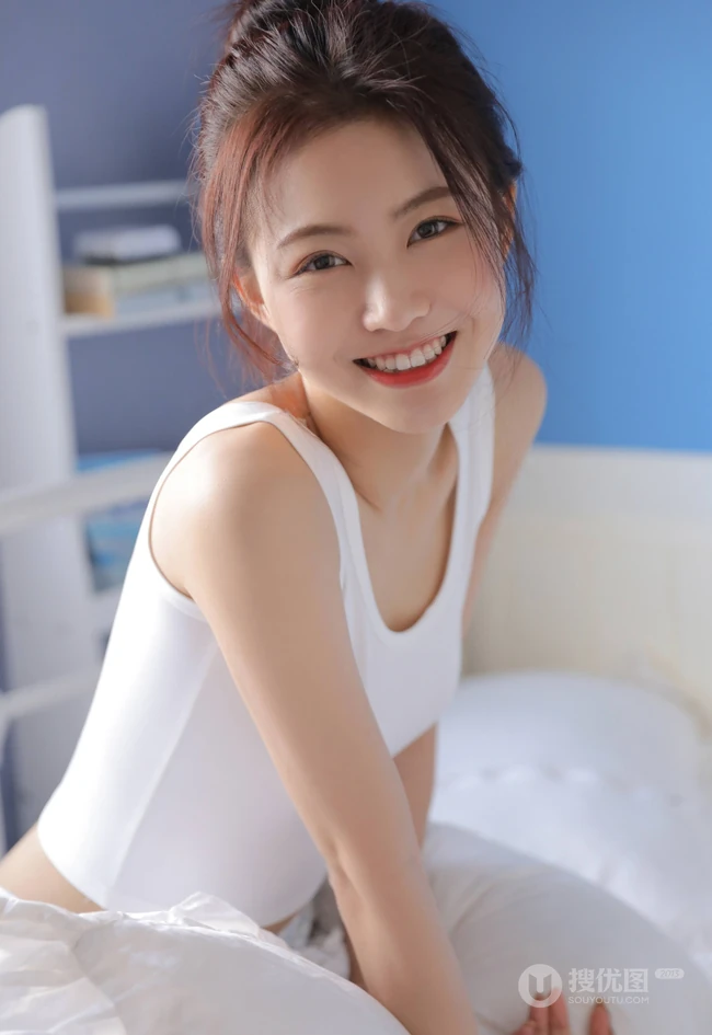 青春少女气息十足漂亮清新精选紧身背心睡裤少女室内写真美照