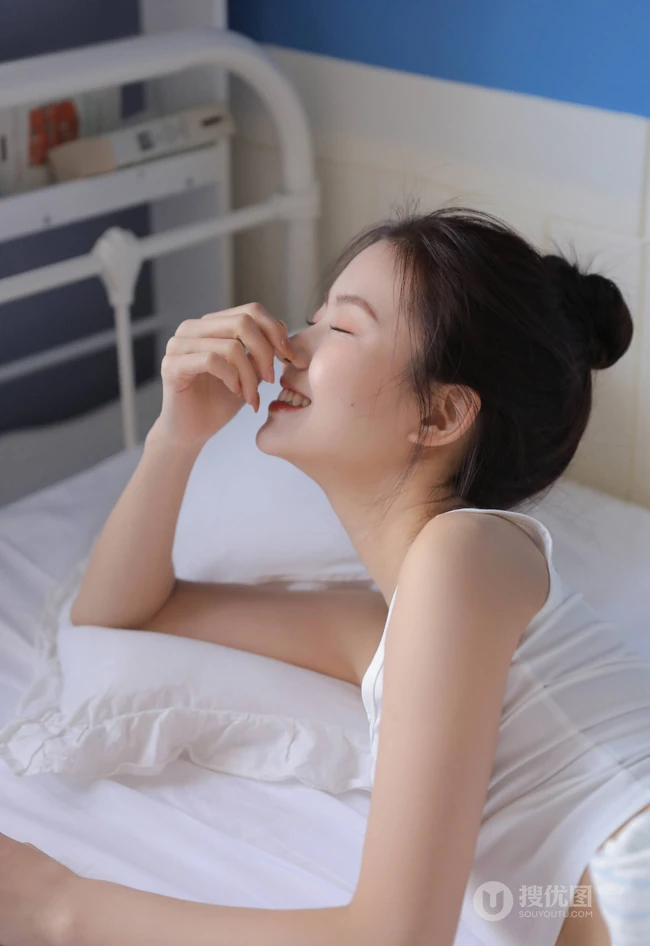 青春少女气息十足漂亮清新精选紧身背心睡裤少女室内写真美照