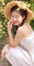 一些纯真，一点可爱，户外踏青的青涩肩带白裙少女写真美照