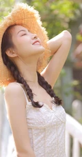 一些纯真，一点可爱，户外踏青的青涩肩带白裙少女写真美照