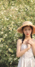 一些纯真，一点可爱，户外踏青的青涩肩带白裙少女写真美照