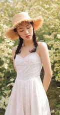 一些纯真，一点可爱，户外踏青的青涩肩带白裙少女写真美照