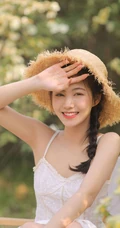 一些纯真，一点可爱，户外踏青的青涩肩带白裙少女写真美照