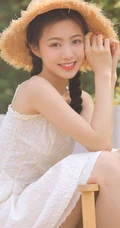 一些纯真，一点可爱，户外踏青的青涩肩带白裙少女写真美照