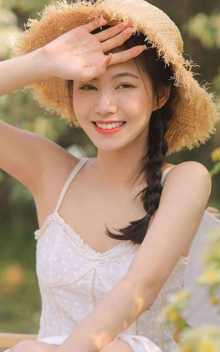 一些纯真，一点可爱，户外踏青的青涩肩带白裙少女写真美照
