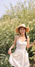 一些纯真，一点可爱，户外踏青的青涩肩带白裙少女写真美照