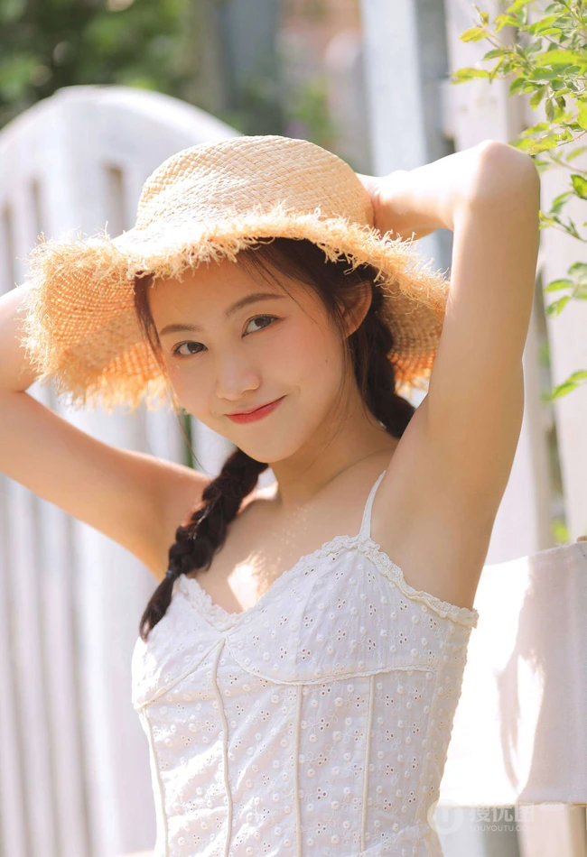 一些纯真，一点可爱，户外踏青的青涩肩带白裙少女写真美照