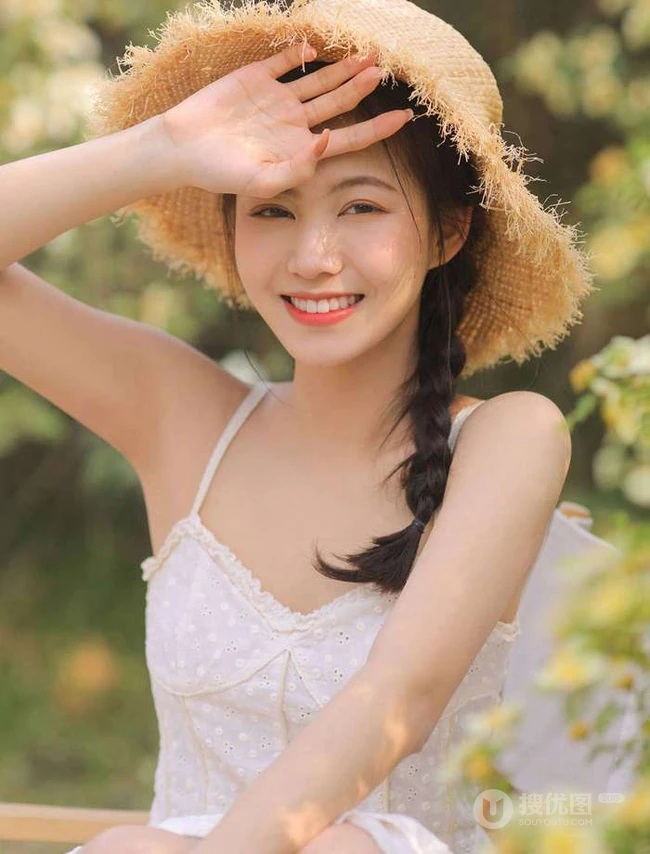 一些纯真，一点可爱，户外踏青的青涩肩带白裙少女写真美照