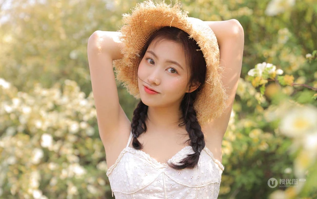 一些纯真，一点可爱，户外踏青的青涩肩带白裙少女写真美照