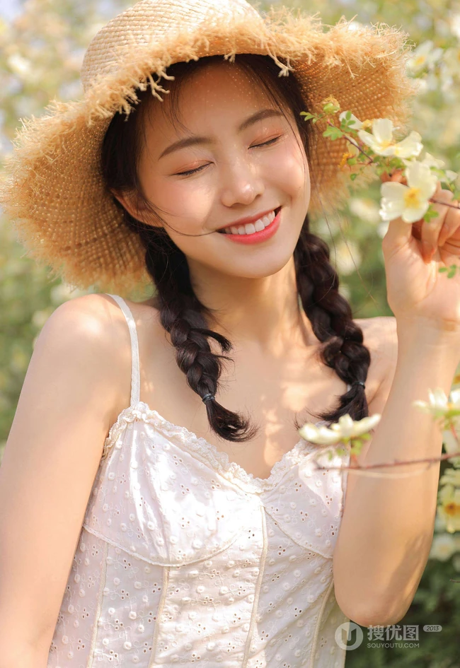 一些纯真，一点可爱，户外踏青的青涩肩带白裙少女写真美照