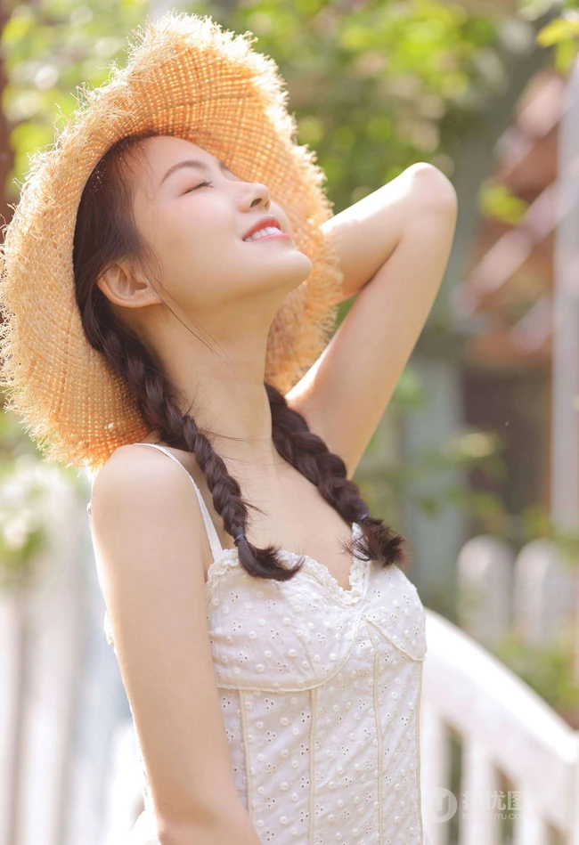 一些纯真，一点可爱，户外踏青的青涩肩带白裙少女写真美照