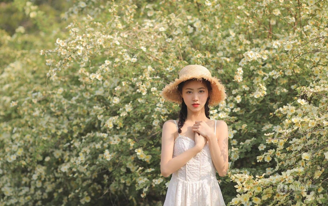 一些纯真，一点可爱，户外踏青的青涩肩带白裙少女写真美照