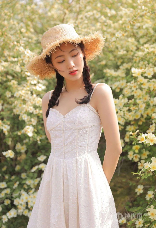 一些纯真，一点可爱，户外踏青的青涩肩带白裙少女写真美照