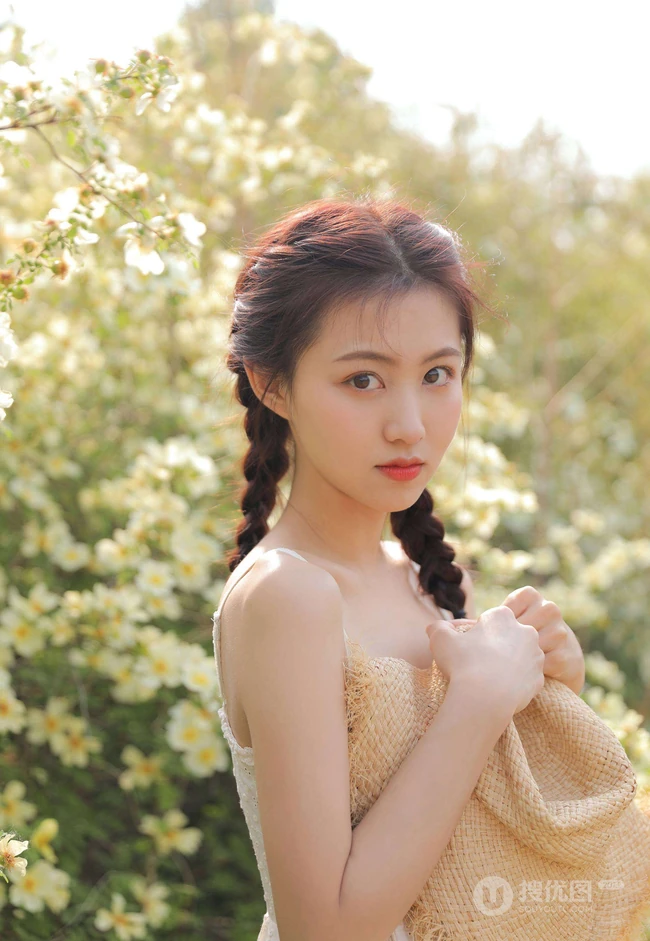 一些纯真，一点可爱，户外踏青的青涩肩带白裙少女写真美照