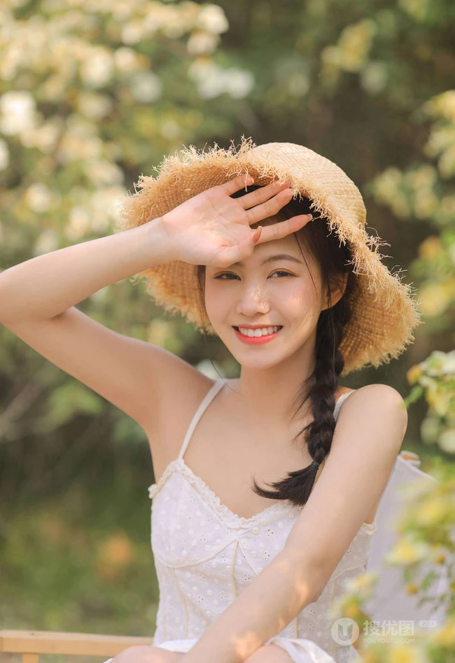 一些纯真，一点可爱，户外踏青的青涩肩带白裙少女写真美照
