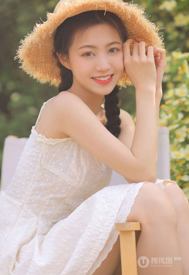 一些纯真，一点可爱，户外踏青的青涩肩带白裙少女写真美照