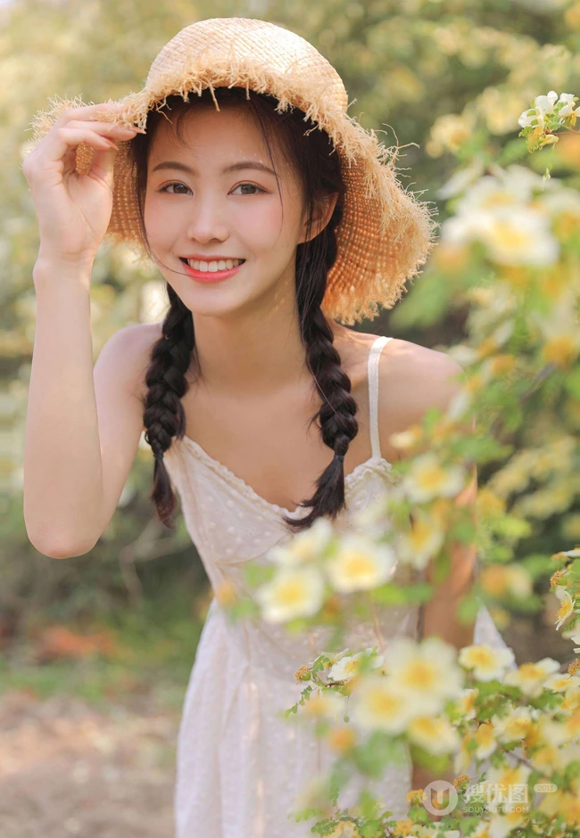 一些纯真，一点可爱，户外踏青的青涩肩带白裙少女写真美照