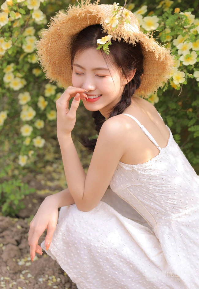 一些纯真，一点可爱，户外踏青的青涩肩带白裙少女写真美照
