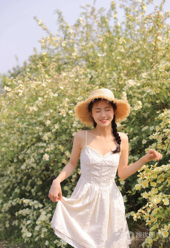 一些纯真，一点可爱，户外踏青的青涩肩带白裙少女写真美照