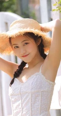 一些纯真，一点可爱，户外踏青的青涩肩带白裙少女写真美照