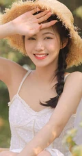一些纯真，一点可爱，户外踏青的青涩肩带白裙少女写真美照
