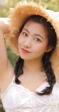 一些纯真，一点可爱，户外踏青的青涩肩带白裙少女写真美照