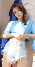 高颜值粉嫩白皙美腿美少女蓝衣，牛仔短裤居家写真手机壁纸图片