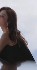 古力娜扎黑色肩带背心气质慵懒居家室内写真图片