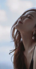 古力娜扎黑色肩带背心气质慵懒居家室内写真图片