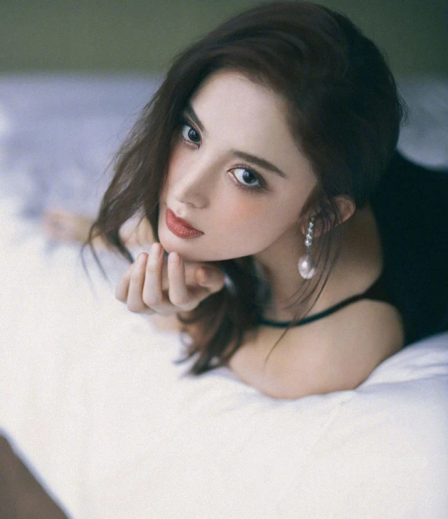 古力娜扎黑色肩带背心气质慵懒居家室内写真图片