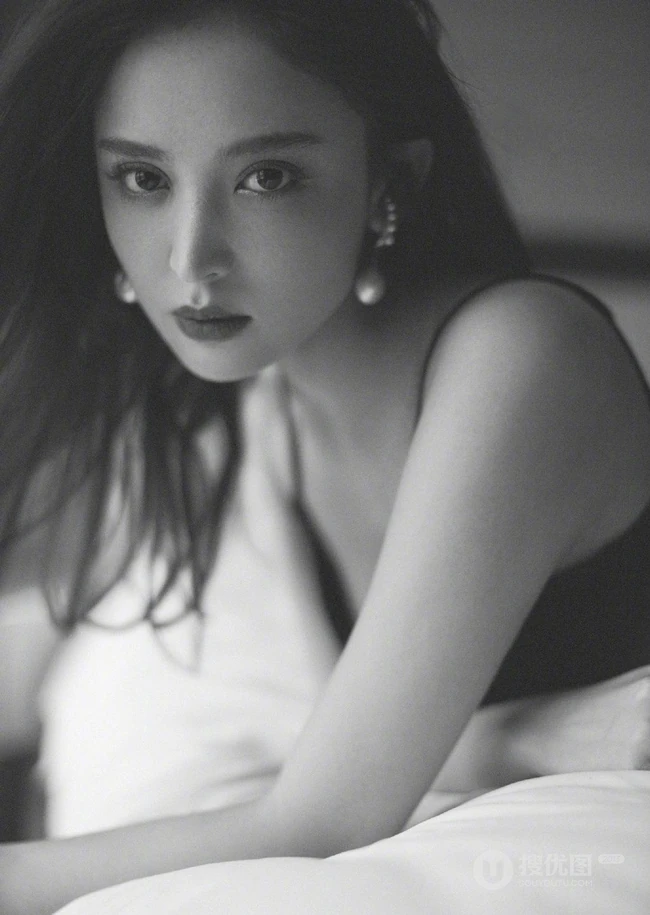 古力娜扎黑色肩带背心气质慵懒居家室内写真图片