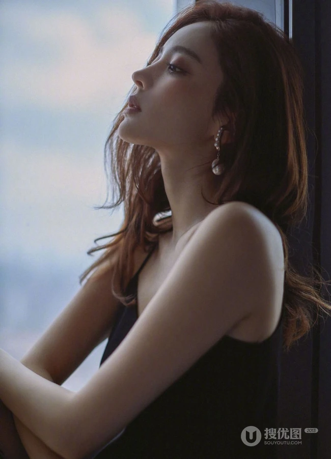 古力娜扎黑色肩带背心气质慵懒居家室内写真图片