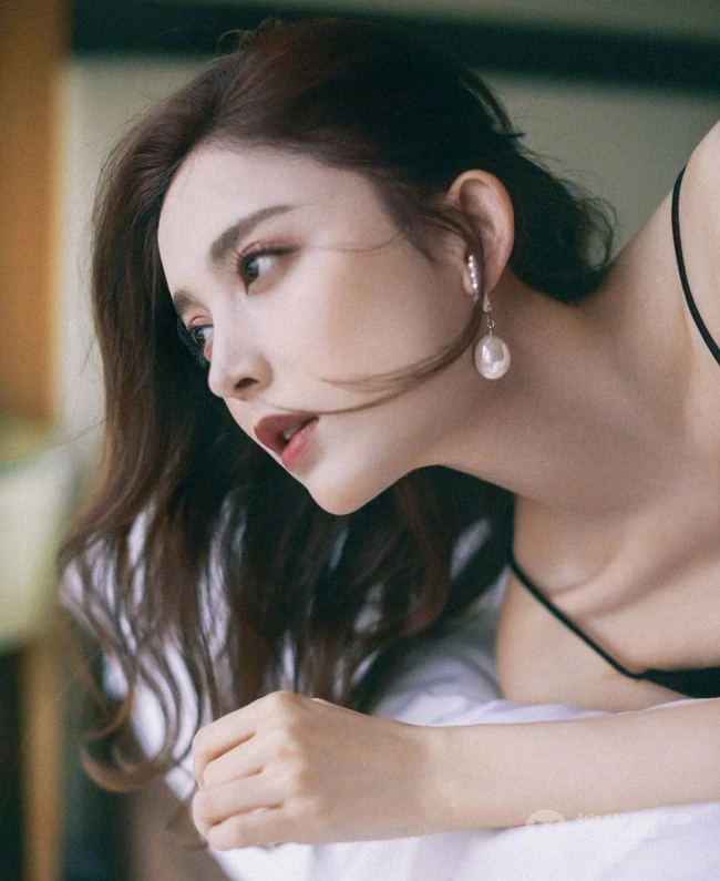 古力娜扎黑色肩带背心气质慵懒居家室内写真图片
