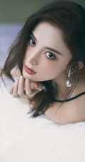 古力娜扎黑色肩带背心气质慵懒居家室内写真图片
