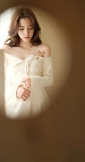 欧阳娜娜露肩装白色连衣裙恬静优雅写真