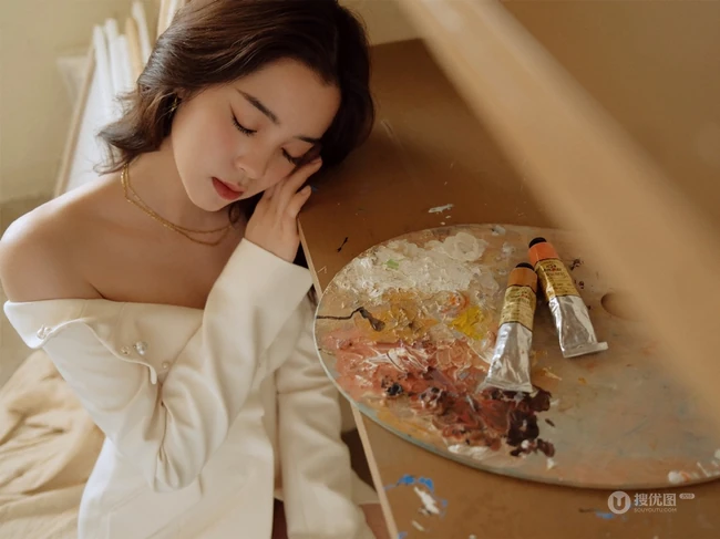 欧阳娜娜露肩装白色连衣裙恬静优雅写真