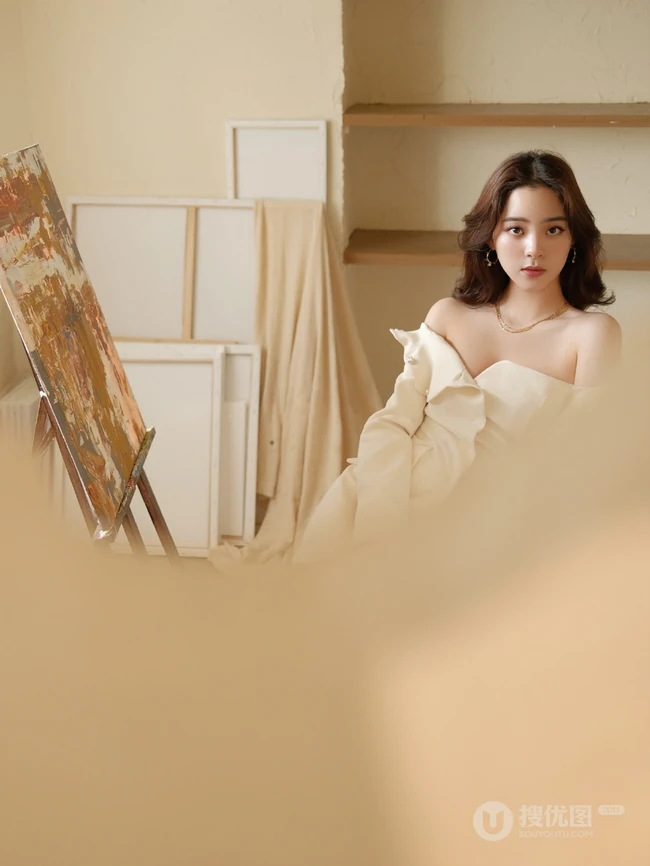 欧阳娜娜露肩装白色连衣裙恬静优雅写真